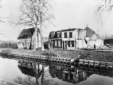 810753 Gezicht op de huizen Jagerskade 7 (rechts, half gesloopt)- hoger te Utrecht.